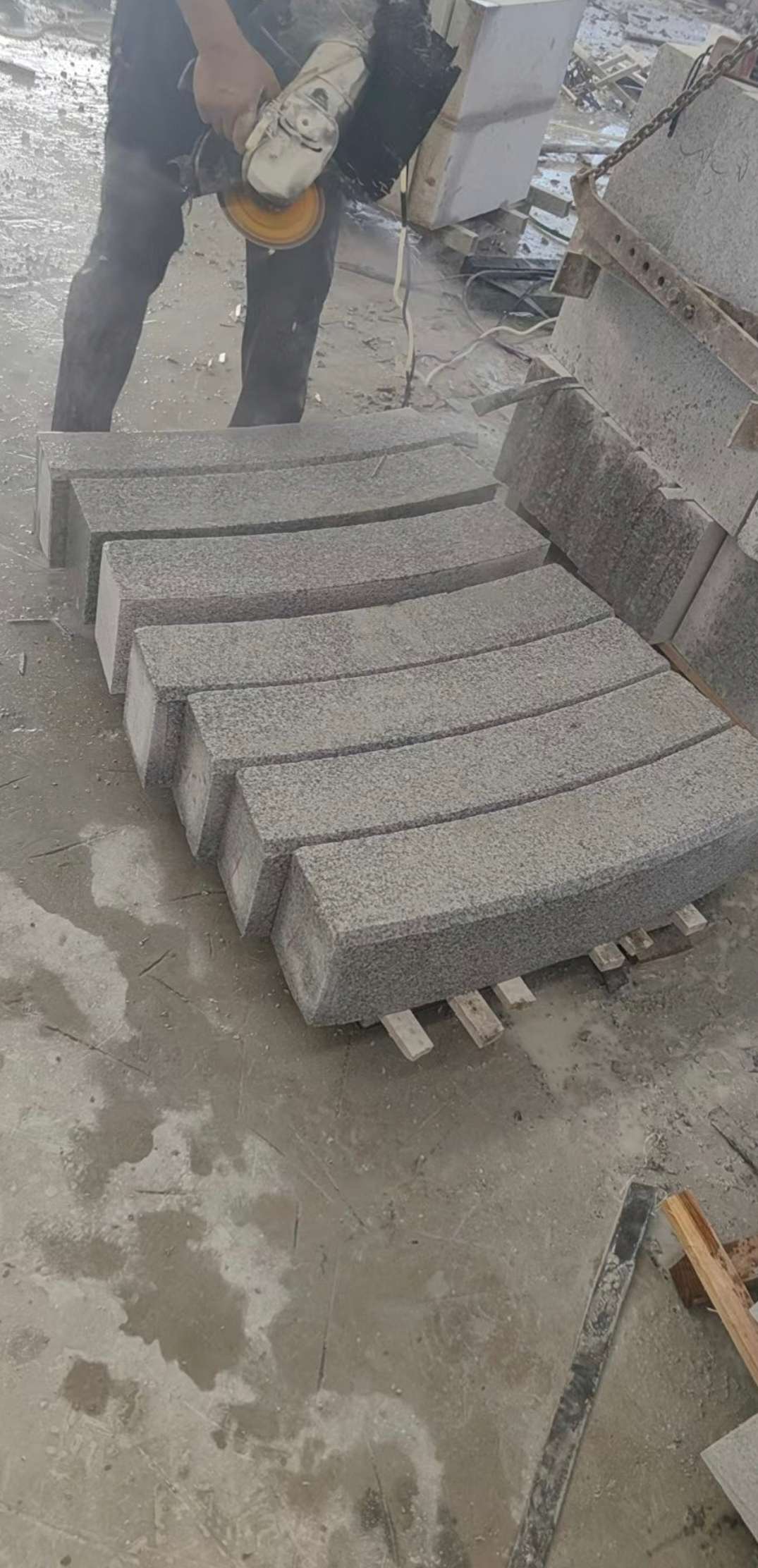 襄阳芝麻白弧形路牙石